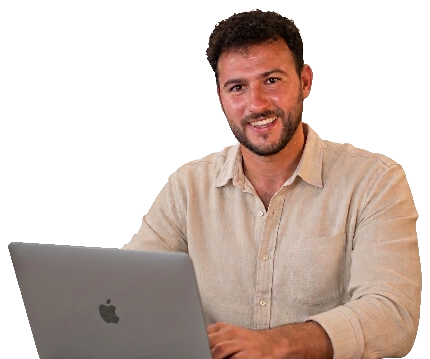 Yehiel Zaouch travaillant sur son ordinateur portable